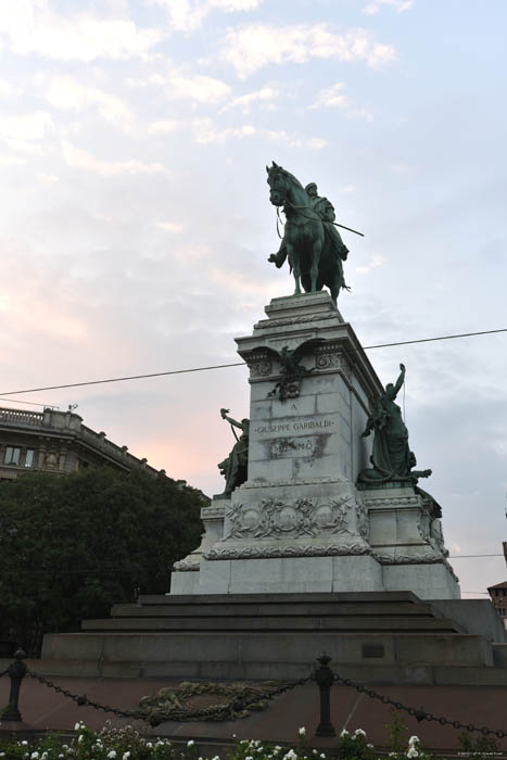 Guiseppe Garibaldi Statue Equistre Milan / Italie 