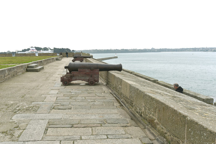 Bastion de la Hollande et Canons Saint-Malo / FRANCE 