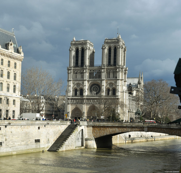 Onze-Lieve-Vrouwekathedraal (Notre Dame) Parijs in Paris / FRANKRIJK 