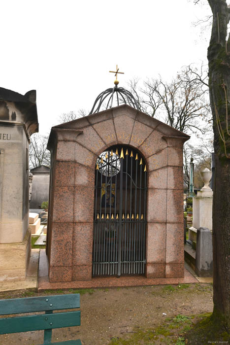 Grave Family Menzelopoujos  Paris / FRANCE 