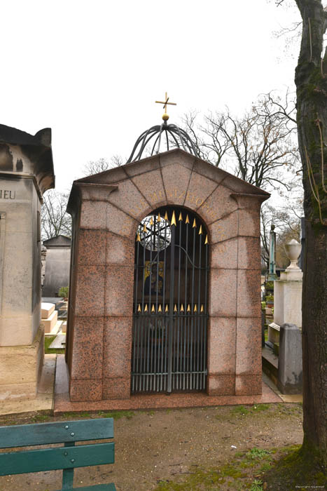 Tombe Famille Menzelopoujos Paris / FRANCE 