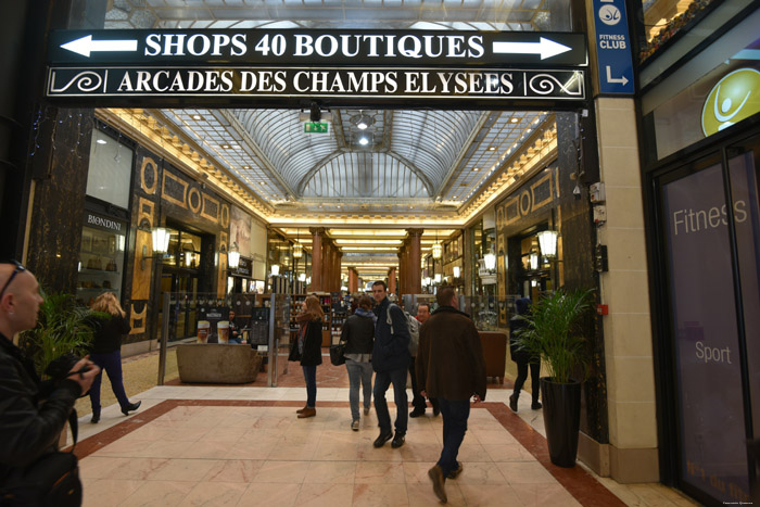 Arcades des Champs Elyses Parijs in Paris / FRANKRIJK 