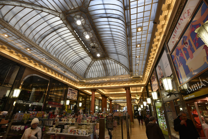 Arcades des Champs Elyses Parijs in Paris / FRANKRIJK 