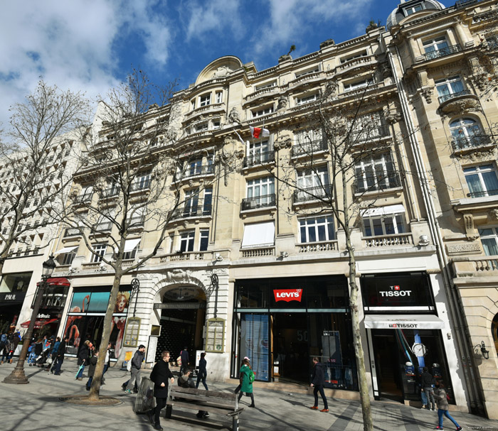 Arcades des Champs Elyses Parijs in Paris / FRANKRIJK 