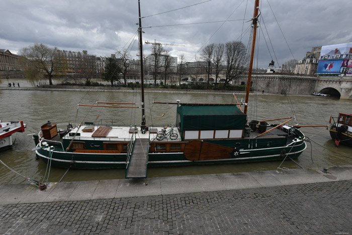 Schip Parijs in Paris / FRANKRIJK 