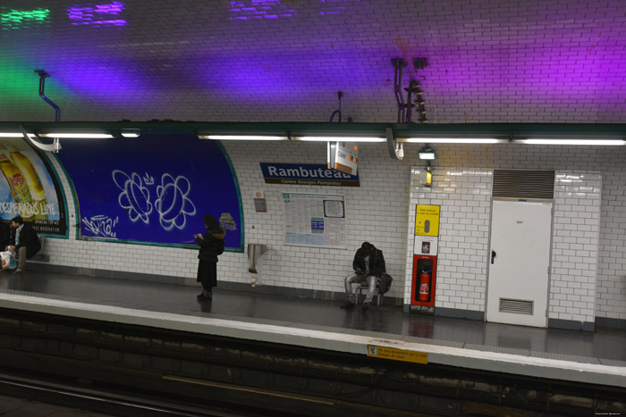 Rambuteau station metro Parijs in Paris / FRANKRIJK 