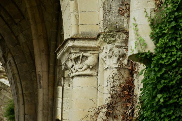 Runes Sint Denis kerk Dou-la-Fontaine / FRANKRIJK 
