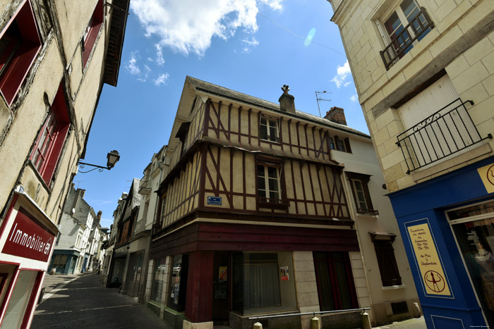 Hoekhuis met Vakwerk Chinon / FRANKRIJK 