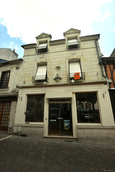 House with Statue Chinon / FRANCE 