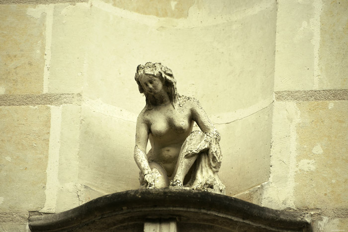 House with Statue Chinon / FRANCE 