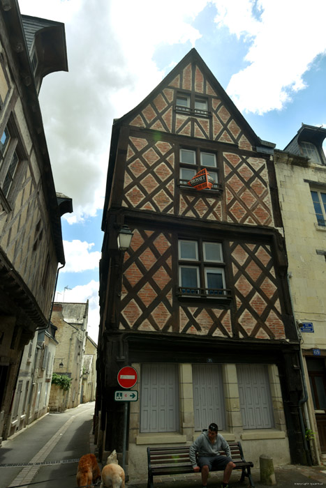 Hoekhuis met Vakwerk Chinon / FRANKRIJK 