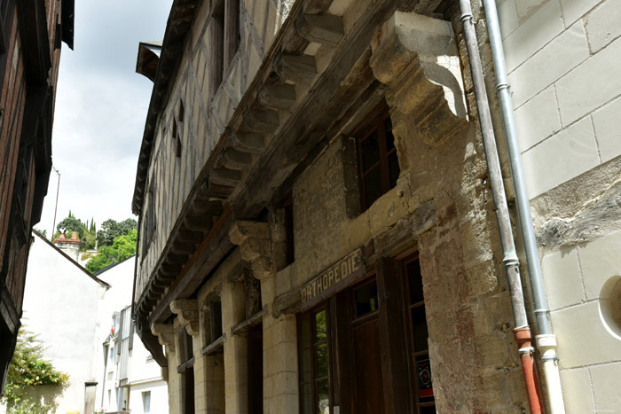 Hoekhuis met Vakwerk Chinon / FRANKRIJK 