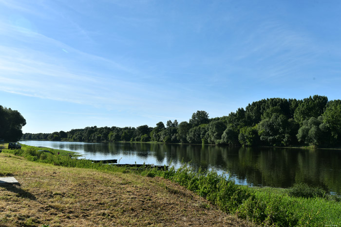 Zicht op de Vienne Rivire / FRANKRIJK 