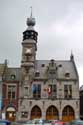 Stadhuis en belfort BINCHE foto: Vooraanzicht