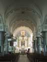 Sint-Nikolaus RAEREN / BELGIË: Het middenschip met kruisribgewelf werd van mooie stukwerkdecoraties voorzien.