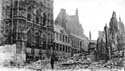 Stadhuis LEUVEN / BELGIË: Oorlogspuin in 1914. Het stadhuis zelf werd niet ernstig beschadigd.