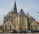 Sint-Mauritiuskerk BILZEN foto: Enkel het laatgotische koor en de zuilen van de middenbeuk stonden nog overeind na de brand.