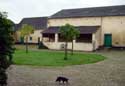 Ferme de la Tour WALHAIN / BELGI: Zicht van buiten poort