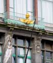 Centraal Station ANTWERPEN 1 in ANTWERPEN / BELGI: Balkon, met aan de borstwering een verguld symbool voor de Koninklijke Belgischse Spoorwegen.