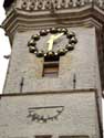 Stadhuis en belfort AALST / BELGIË: De zonnewijzer (tussen de twee beelden) was aanvankelijk zo oud als de belforttoren zelf. In 1600 werd echter een nieuwe zonnewijzer gemaakt die 80 jaar later door Jan Lippery opnieuw verguld werd en hoger geplaatst werd.