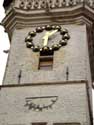 Stadhuis en belfort AALST / BELGI: De zonnewijzer (tussen de twee beelden) was aanvankelijk zo oud als de belforttoren zelf. In 1600 werd echter een nieuwe zonnewijzer gemaakt die 80 jaar later door Jan Lippery opnieuw verguld werd en hoger geplaatst werd.