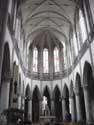 Sint-Martinuskerk AALST / BELGIË: Er werd oa. een buitendakomloop met gotische motieven aangebracht. Binnenin werden gelijkaardige motieven toegevoegd bij de borstwering voor het triforium.