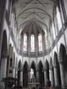 Sint-Martinuskerk AALST foto: Er werd oa. een buitendakomloop met gotische motieven aangebracht. Binnenin werden gelijkaardige motieven toegevoegd bij de borstwering voor het triforium.