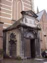 Sint-Martinuskerk AALST foto: In 1730 werd er een Lodewijk XV-westportaal bijgebouwd.