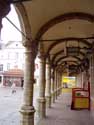 Borse van Amsterdam AALST / BELGI: Ondiepe galerij, gevormd door de aaneenschakeling van rondbogen op zuilen in renaissancestijl.