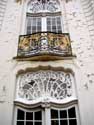 Stadhuis AALST foto: De rococostijl uit zich nog het meest in het smeedwerk van de balkonleuning, en de rayonante bovenlichten van de ramen.