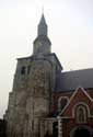 Collgiale Saint-Feuillen FOSSES-LA-VILLE / BELGI: De kerk heeft een romaanse toren uit de 10de eeuw.