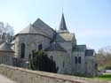 Sint-Hadelinus CELLES / HOUYET foto: Aan de oostkant ligt het koor, dat aan beide zijden geflankeerd wordt door een apsis. De gevels van de zijbeuken en het lage transept zijn versierd met lisenen.