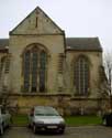 Sint-Pieterskerk KORTESSEM foto: Het rechthoekige koor dateert  van rond 1270 en is vroeg-gotisch van stijl met romaanse invloeden, uitgevoerd in mergelsteen. De drielichtvensters werden voorzien van archivolten.