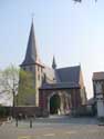 Sint-Genovevakerk (Zepperen) SINT-TRUIDEN / BELGIË: Overzicht met toegangspoort tot het kerkhof. Dit geheel is beschermd.