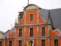 Stadhuis SINT-TRUIDEN foto: In 1934 werden de gevels van dit stadhuis drastisch aangepast door Willem Govaerts. De plijster werd weggehaald zodat de baksteen zichtbaar werd, en er werden lijsten van mergelsteen aangebracht.