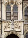 Stadhuis OUDENAARDE / BELGIË: De gevel draagt ook een aantal beelden onder een rijkelijk versierde baldakijn.