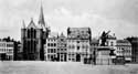 Sint-Kwinten TOURNAI in DOORNIK / BELGI: Markt en kerk in 1920