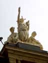 Handelspand BRUSSEL-STAD in BRUSSEL / BELGI: Beeldengroep waarin je Miss Liberty herkent.