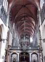 Onze-Lieve-Vrouwekerk BRUGGE / BELGIË: Het schip met achteraan het orgel.  De orgelkast dateert uit 1597