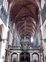 Onze-Lieve-Vrouwekerk BRUGGE / BELGI: Het schip met achteraan het orgel.  De orgelkast dateert uit 1597