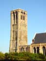 Onze-Lieve-Vrouwekerk DAMME foto: 55 meter hoge toren met stevige, hoogopstaande steunberen op de hoeken.