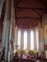 Onze-Lieve-Vrouwekerk DAMME / BELGIË: Binnenzicht op het koor met de lancetvensters.