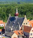 Stadhuis DAMME foto: Zicht vanop de Onze-Lieve-Vrouwekerk.