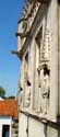 Stadhuis DAMME / BELGIË: Beelden in beelnissen onder met hogels bezette baldakijnen.