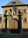 Bijloke-abdij GENT / BELGIË: De toegangspoort is afkomstig uit het teloorgegane Sint-Elisabethbegijnhof. 