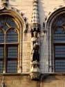 Stadhuis KORTRIJK / BELGIË: 14 Graven van Vlaanderen, onder met hogels versierde baldakijnen sieren de voorgevel.