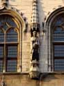 Stadhuis KORTRIJK foto: 14 Graven van Vlaanderen, onder met hogels versierde baldakijnen sieren de voorgevel.