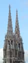 Sint-Petrus-en-Pauluskerk OOSTENDE / BELGIË: Beide ranke torenspitsen vanop het vroegere stationsplein