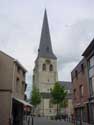 Sint-Christoffelkerk LONDERZEEL foto:  Zicht op de zware, 13e eeuwse toren met de naaldspits uit 1898 ontworpen door Stuyck.