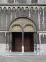 Onze-Lieve-Vrouwe en Sint-Remacluskerk SPA foto: Inkompoort met trumeau in het midden en tympanum boven elke deuropening